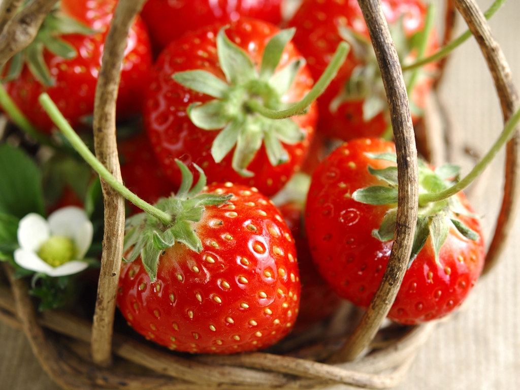 vforum.vn-39827-strawberry-wallpaper-yeah1-lc18.jpg