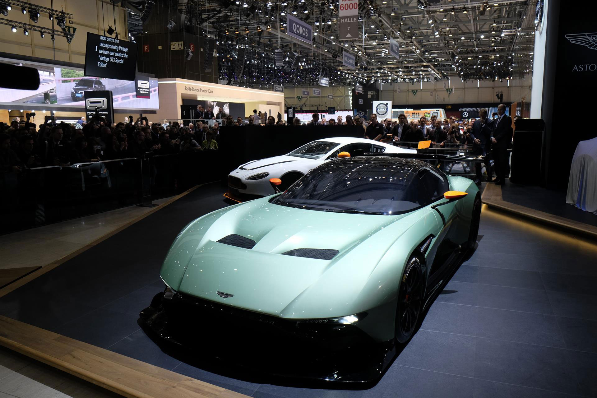 vforum.vn-233729-aston-martin-vulcan-15.jpg