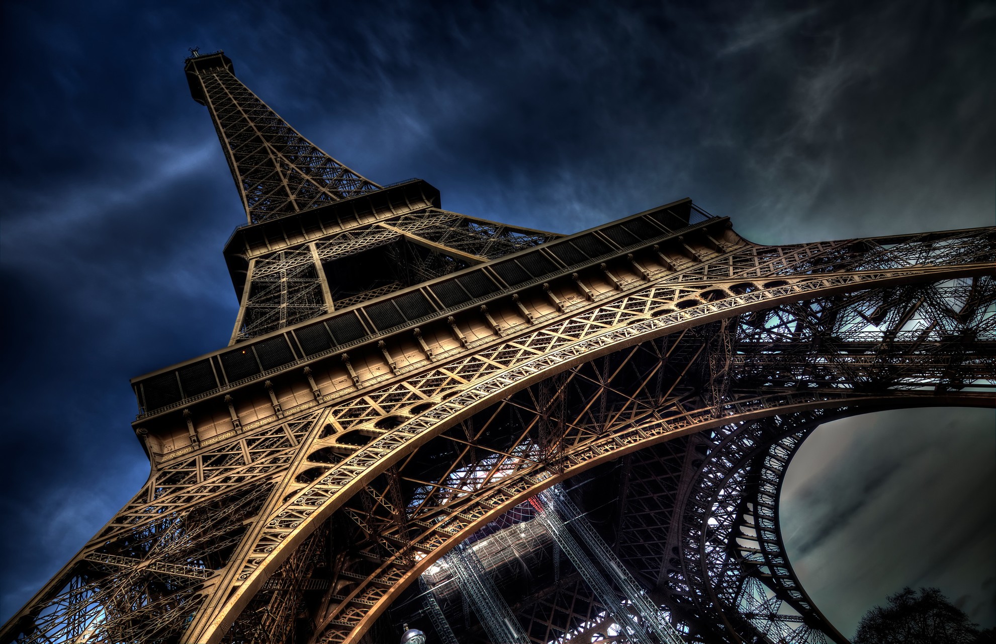 vforum.vn-236594-alan-f-eiffeltower-akjhsq.jpg