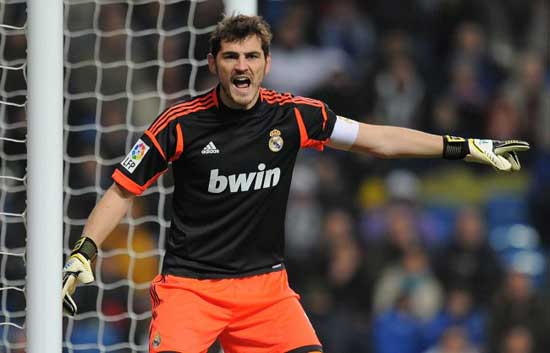 vforum.vn-112261-ronaldo-va-casillas-tra-loi-mourinho-tren-san-co-1.jpg